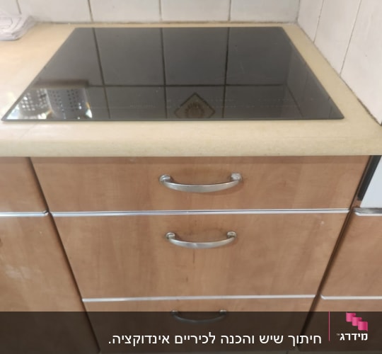 כיריים על משטח שיש במטבח עם ארונות